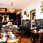 Backstage מלון 2*