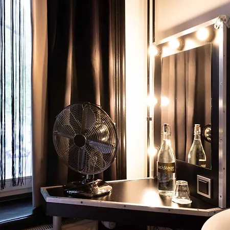 Backstage Hotel 2*
