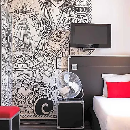 Backstage Hotel 2*