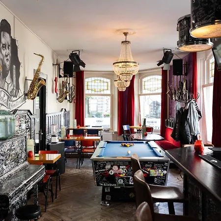 Backstage מלון 2*