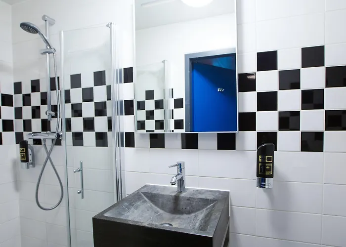 Backstage מלון 2*