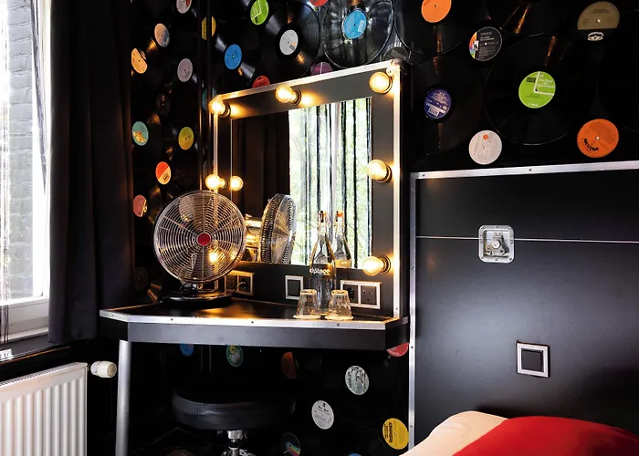 Backstage מלון 2*